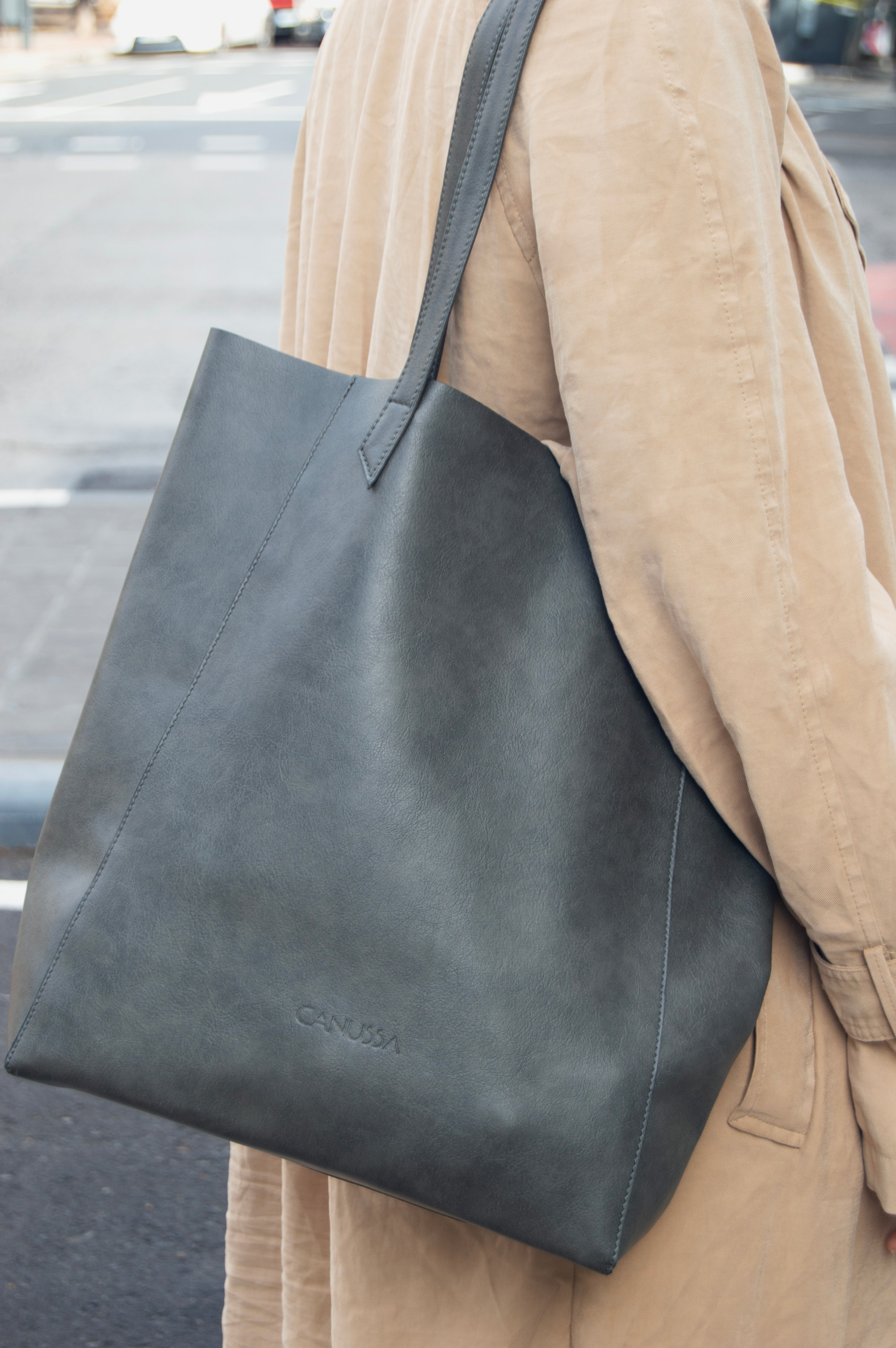 Bolso versátil vegano, color gris