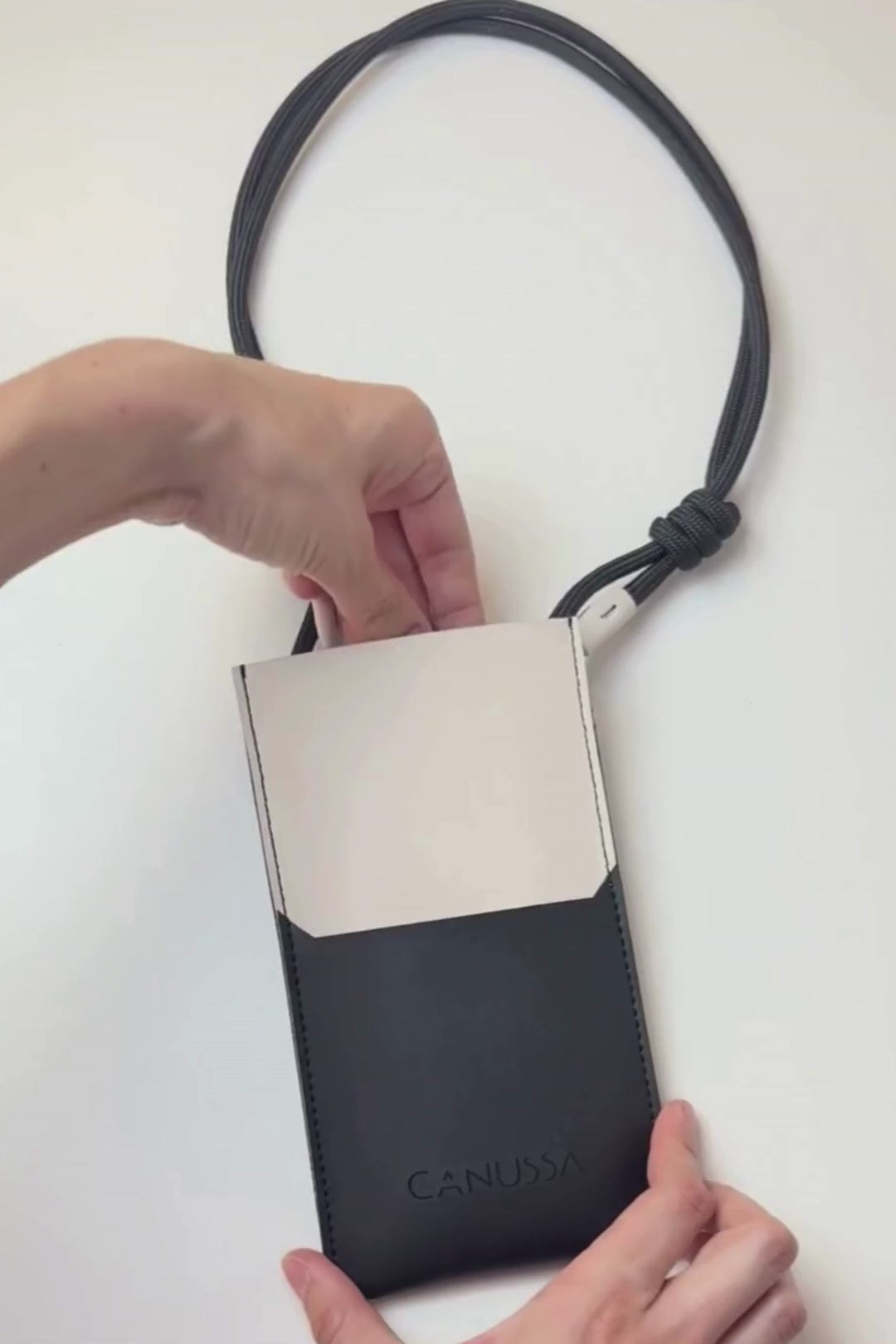 Move étui pour téléphone – Maïs Noir / Crème
